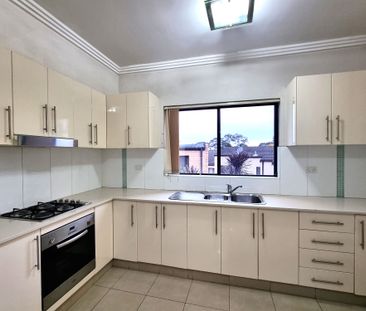 Three bedrooms Townhouse for Rent - Photo 4