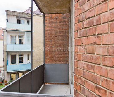 Attraktive Drei-Zimmer-Altbauwohnung mit Balkon in kernsaniertem Haus - Foto 1