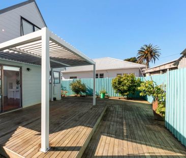 Sunny and Bright three bedroom Block house bay! - Photo 3