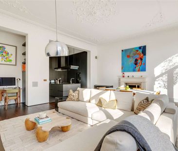 A beautifully renovated first floor period conversion with high cei... - Photo 5