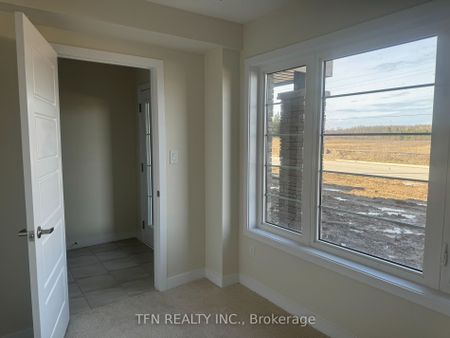 Townhouse For Lease | X8136364 - Photo 2