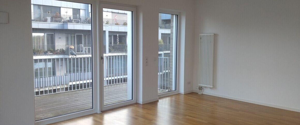 PURNHAGEN-IMMOBILIEN - Moderne 2-Zimmer-Wohnung mit Tiefgaragenstellplatz direkt an der Uferpromenade in der Überseestadt! - Photo 1