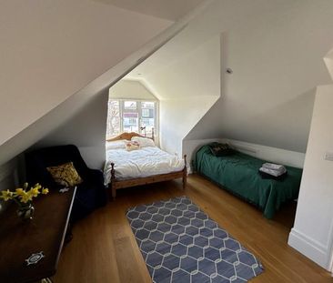 Large light double attic with en suite and kitchenette, front loung... - Photo 2