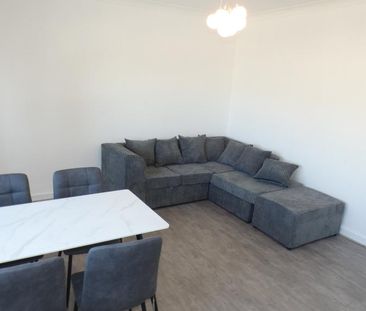 3 bedroom flat to rent - Photo 3