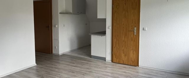 Individuelle Dachwohnung mit EBK, Laminat und Wannenbad! Grüne Umgebung! - Photo 1