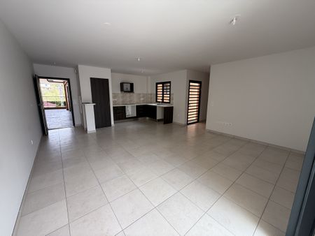 Location Appartement 3 pièces 68m² ST DENIS 97490 - Photo 3