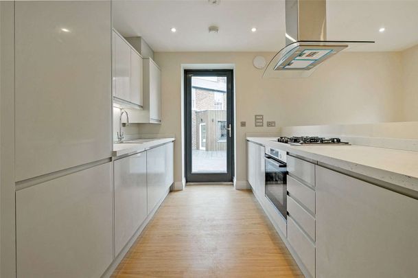 A brand new apartment with wonderful private terrace and balcony in the heart of Windsor Town. - Photo 1