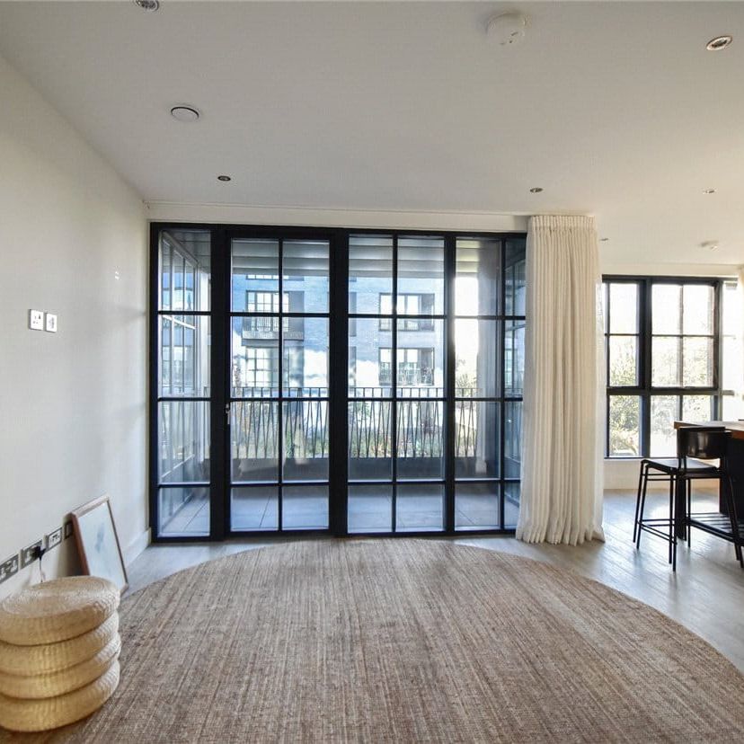 A beautiful 2 bedroom apartment situated in this popular development just to the North West of Cambridge. Amtico flooring and under floor heating. Secure under croft parking. Unfurnished or Furnished. - Photo 1