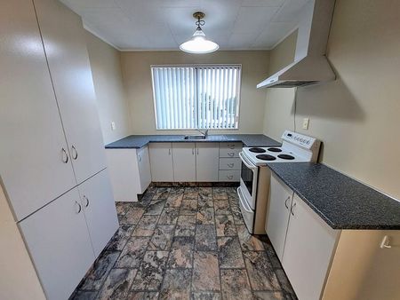 Comfy 3 Bedroom Home with Garden - Photo 4