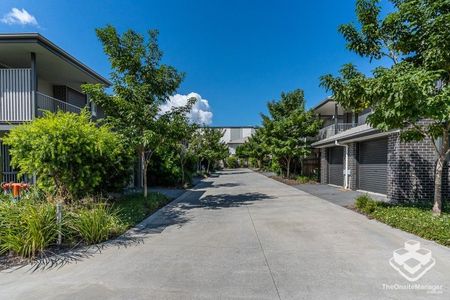 3 Bedroom in a Quiet Complex - close to all amenities - Photo 2