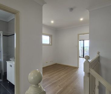 Private, low maintenance family home in a great location! - Photo 2