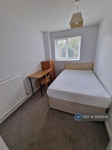 1 bedroom in a house share to rent - Photo 4