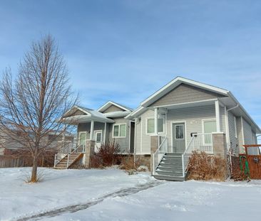 Beautiful 4 Bed Duplex in West Park! - Photo 2