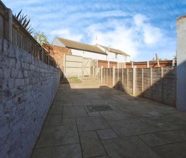 2 bedroom end of terrace house to rent - Photo 2