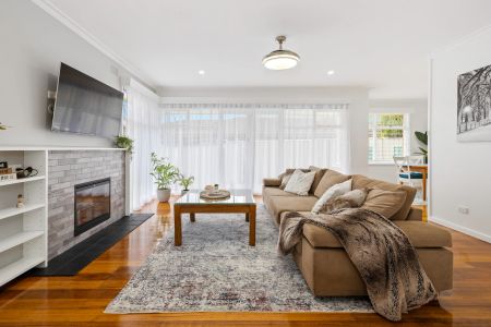 STUNNING FAMILY HOME IN THE HEART OF WERRIBEE! POOL MAINTENANCE INCLUDED! - Photo 2