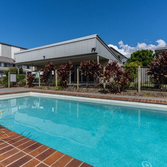 Modern 3-Bedroom Townhouse with Pool & Gym Access. Ideal Location! - Photo 1