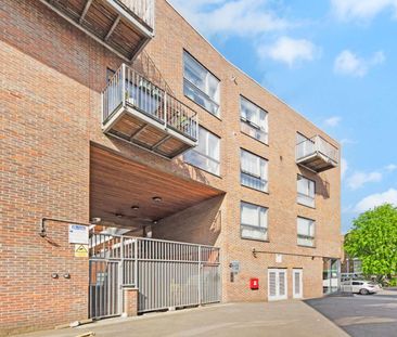 Two double bedroom apartment with substantial private garden. - Photo 3