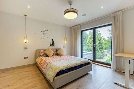 Striking modern detached home with beautifully designed family accommodation in a prime Solihull location - Photo 5