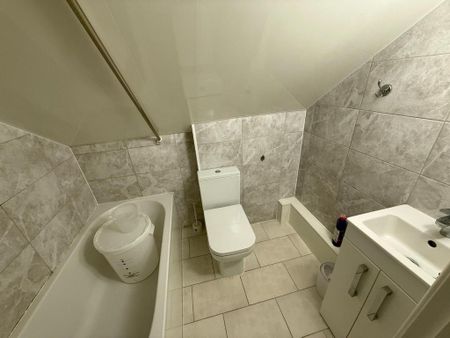 3 bedroom flat to rent - Photo 5