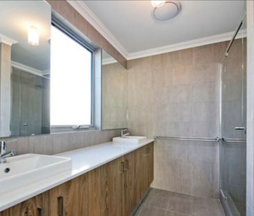 Stunning 4x2 In Yokine - Photo 5