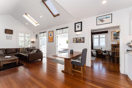 Luxurious Fully Furnished Home with Pool and Gym in Prime Epsom Location - Photo 2