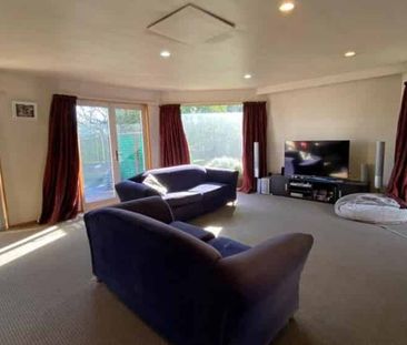 Family Living - Photo 4