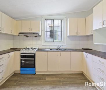 Spacious period home ideal location - Photo 4