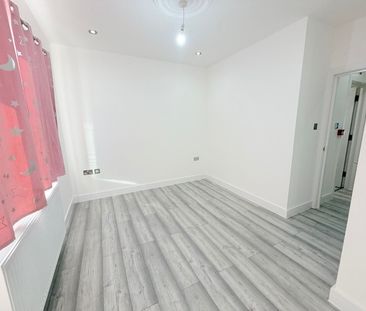 Three bedroom house with two toilet and bathroom- Redbridge Station - Photo 4