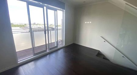 City Fringe Townhouse Avail from 22nd December - Photo 2