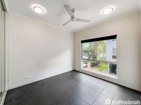 RENOVATED 1ST FLOOR 2 BEDROOM UNIT WITH PRIVATE BALCONY - NEAR SHOPPING CENTRE - Photo 4