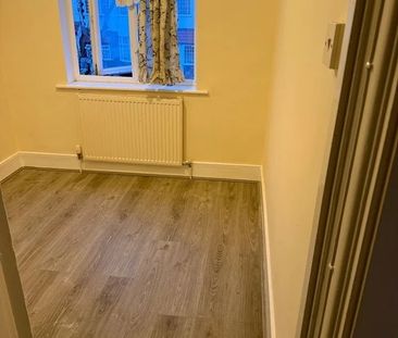 4 Bed Terraced House, Ridgeway Gardens, IG4 - Photo 6