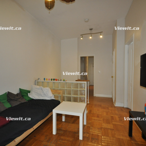 LARGE, bright 4 bedroom flat at Bloor and Bathurst - Photo 2