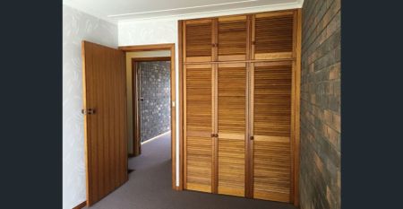 BEST DEAL FOR ONE TENANT IN CLAREMONT : $450 PW : INCL WATER : NO BOND : 1st WEEK RENT FREE !! - Photo 2