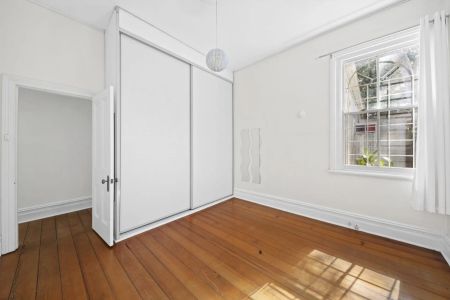 Charming Two-Bedroom Terrace with Sunny Courtyard Oasis in Queens Park - Photo 5