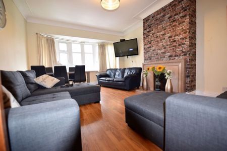 6 bedroom Flat in Otley Road, Leeds - Photo 3