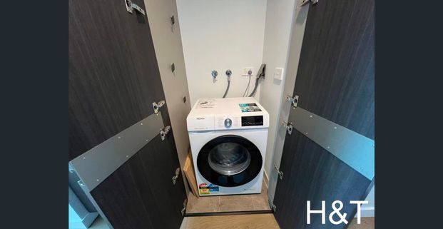 Furnished high floor with spectacular view - Photo 1