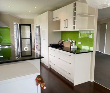 Botany Downs 3 bedroom double garage family home - Photo 6