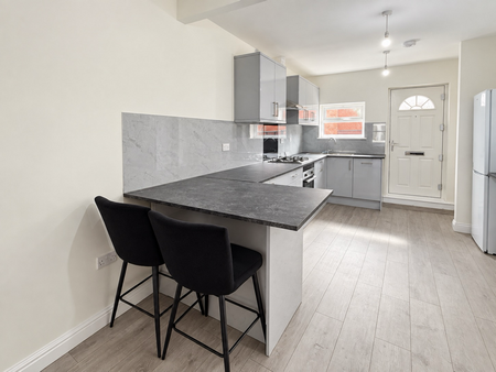 3 bedroom flat to rent - Photo 2