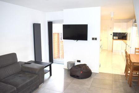 6 bedroom terraced house to rent - Photo 2