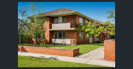 FABULOUS LOCATION – FULLY RENOVATED GROUND FLOOR APARTMENT - Photo 2