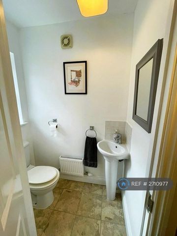 3 bedroom semi-detached house to rent - Photo 4