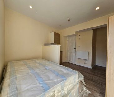 Studio Flat, Ashbourne Parade, W5 - Photo 1