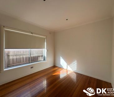 Conveniently Located in St Albans - Photo 3