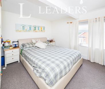 4 bedroom semi-detached to rent Cantelupe Road - Photo 6