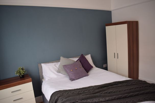 Double room- Large communal space - Photo 1