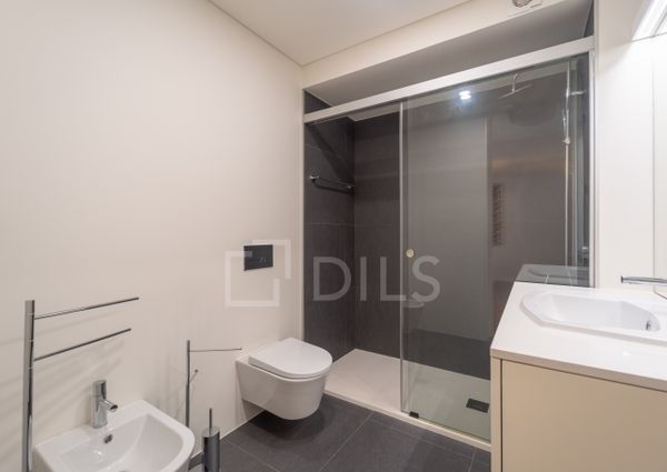 Apartamento T1 com varanda - Novo - Casa da Musica - Rotunda Boavista