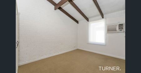 Three bedroom townhouse in superb location! - Photo 4