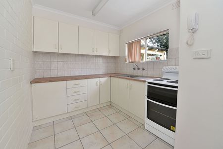 CHARMING ONE- BEDROOM RETEAT IN BRUNSWICK WEST - Photo 4