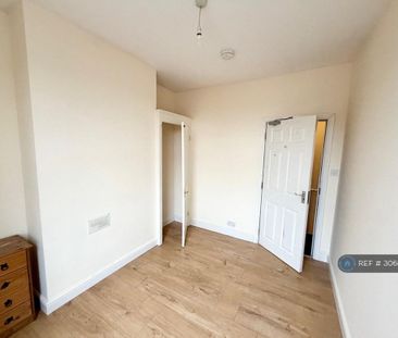 4 bedroom end of terrace house to rent - Photo 6