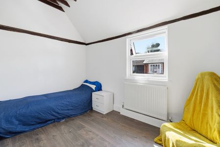 2 Bedroom Mid Terraced House To Rent - Photo 4